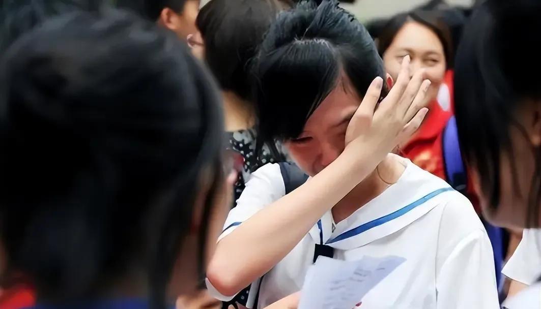 高考复读生的天塌了，25年多所知名大学拒绝录取复读生，高考何去何从？近日，多所