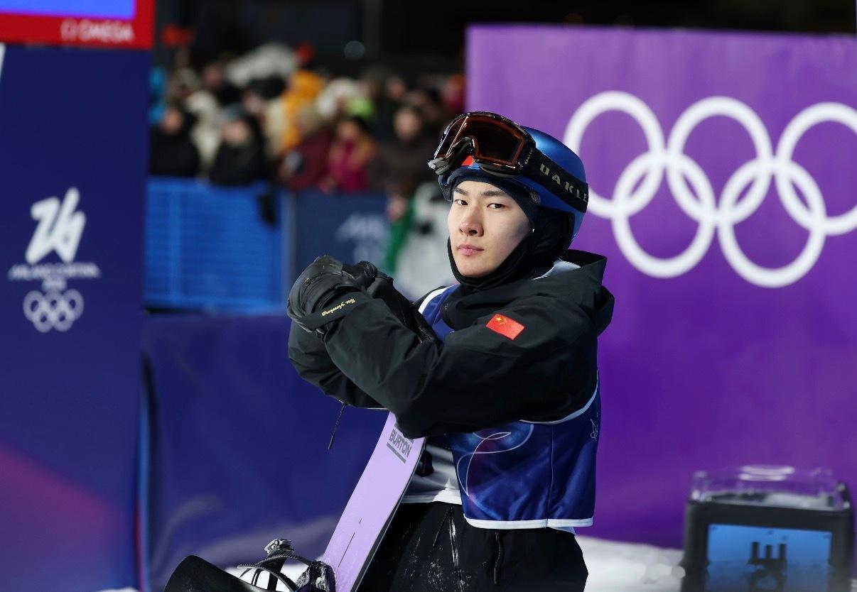 苏翊鸣说不用再去承担卫冕冠军的压力赛后苏翊鸣坦言，终于卸下了卫冕冠军的沉重包袱，