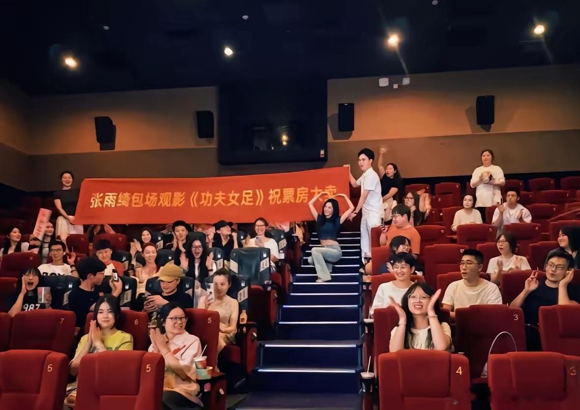 黄圣依和周星驰解约的时候，开发布会哭，说公司压榨她，说得特别详细。张雨绮也解约了