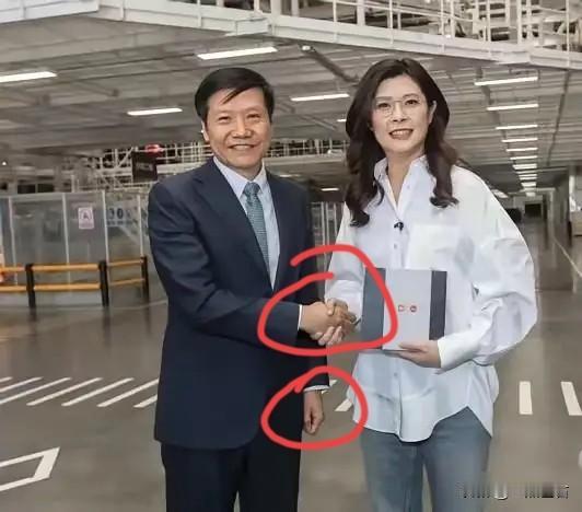 雷总你这是紧张了吗？你看这握手姿势，感觉有点拘束，大家觉得呢？