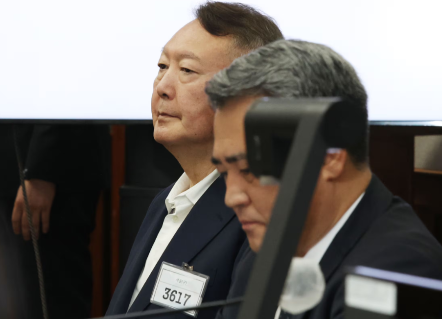 韩国前总统尹锡悦的审判现场，上演了戏剧性一幕。尹锡悦本人在与关键证人，前陆军特战