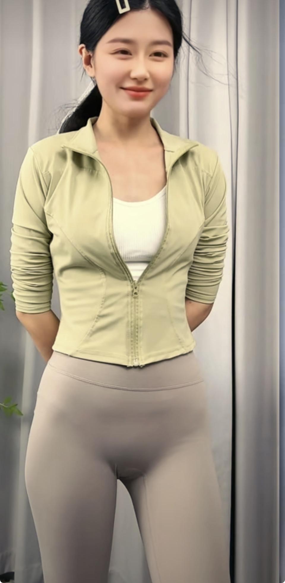 傍晚六点，林晓的瑜伽服穿搭直播间准时开播。她扎着清爽马尾，穿着浅豆绿色修身外套搭