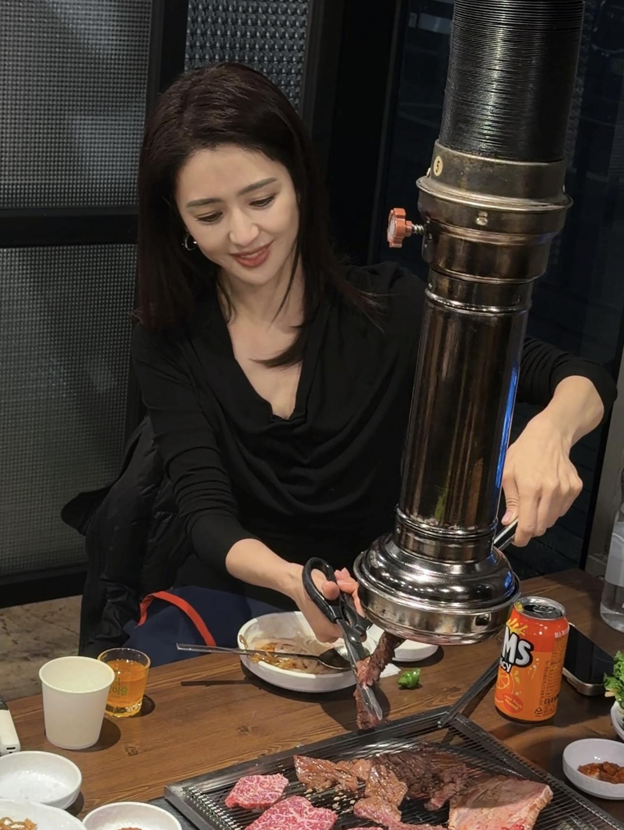 近日，佟丽娅现身韩国，在首尔和好友吃饭，她真的好美啊。这张照片中，丫丫正在剪