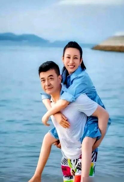 影后秦海璐嫌自己懒，王新军直接回：“你懒怎么了？”这家里是彻底反过来的。老公早起做饭、出门给她擦防晒