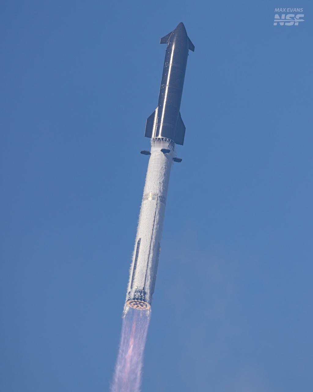近期SpaceX已经利用半潜船，成功将在海水中泡了约一个月的星舰飞船S40打捞到
