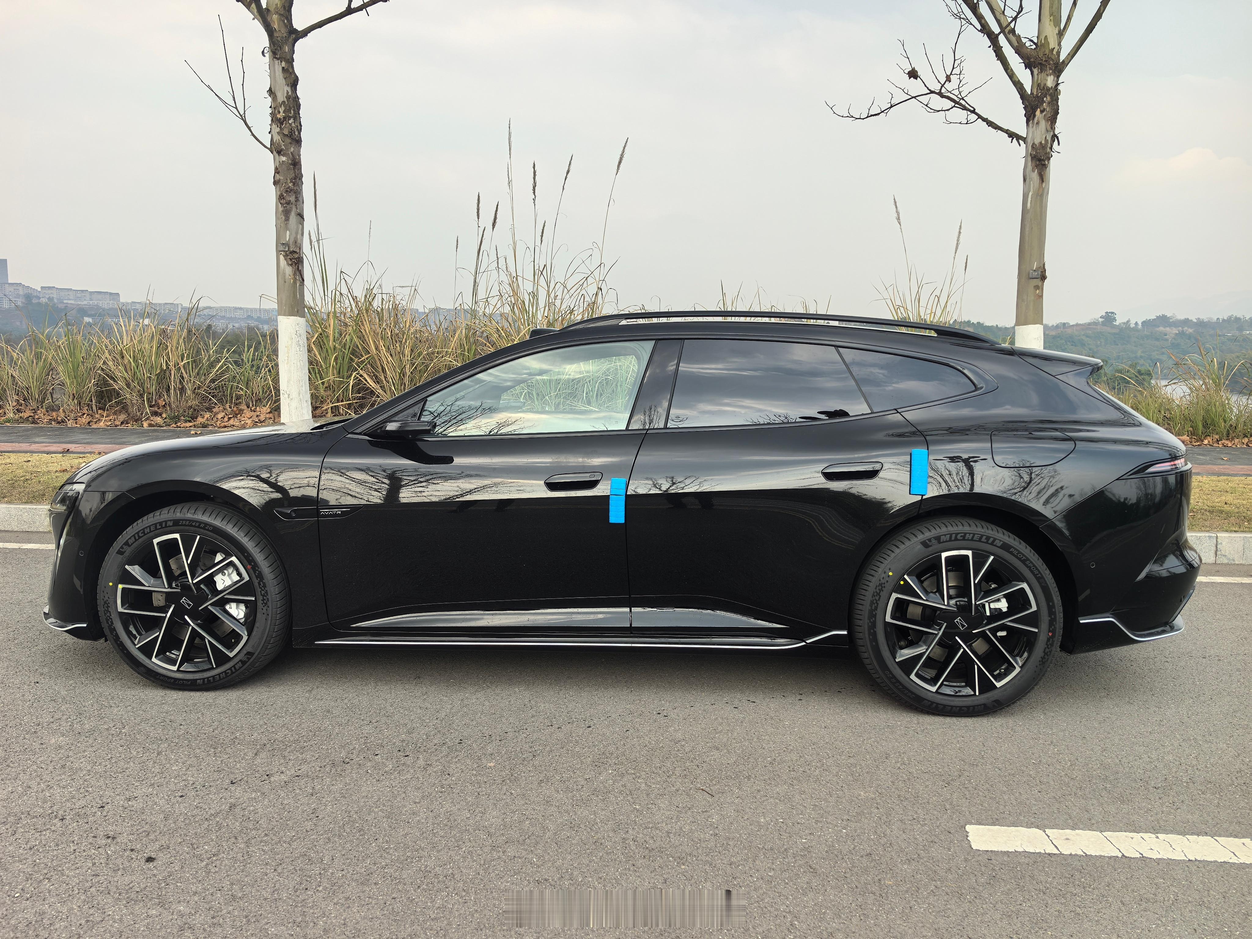 厉害的网友路遇阿维塔06T，这后视觉大家喜欢嘛？