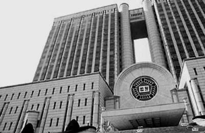 韩国前总统尹锡悦于3日上午现身法院，接受内乱嫌疑的第九次审判。首尔中央地方法院