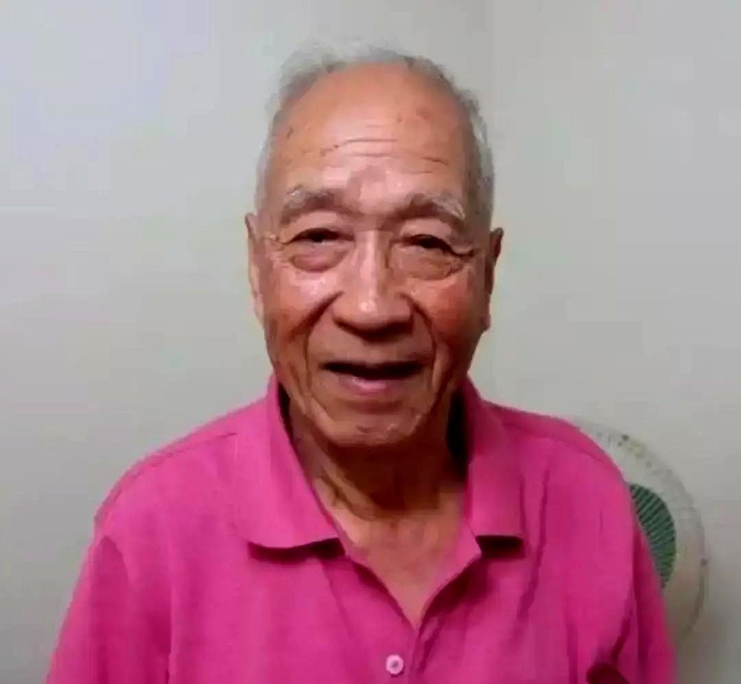 他爹，一个拿国家科技进步大奖的油田总工程师，你猜怎么着？愣是被他说成了“蒙古国