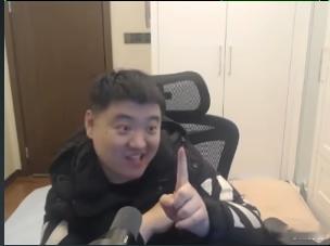 凌晨谢彬疑似喝奶茶食物中毒呕吐不止紧急去了医院，结果医生叫了个中风的医生说要看看