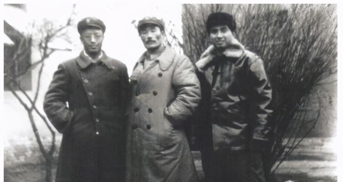 1978年，孙毅中将理完发，站起来照了照镜子，皱了皱眉，觉得两鬓还长了点。他回头