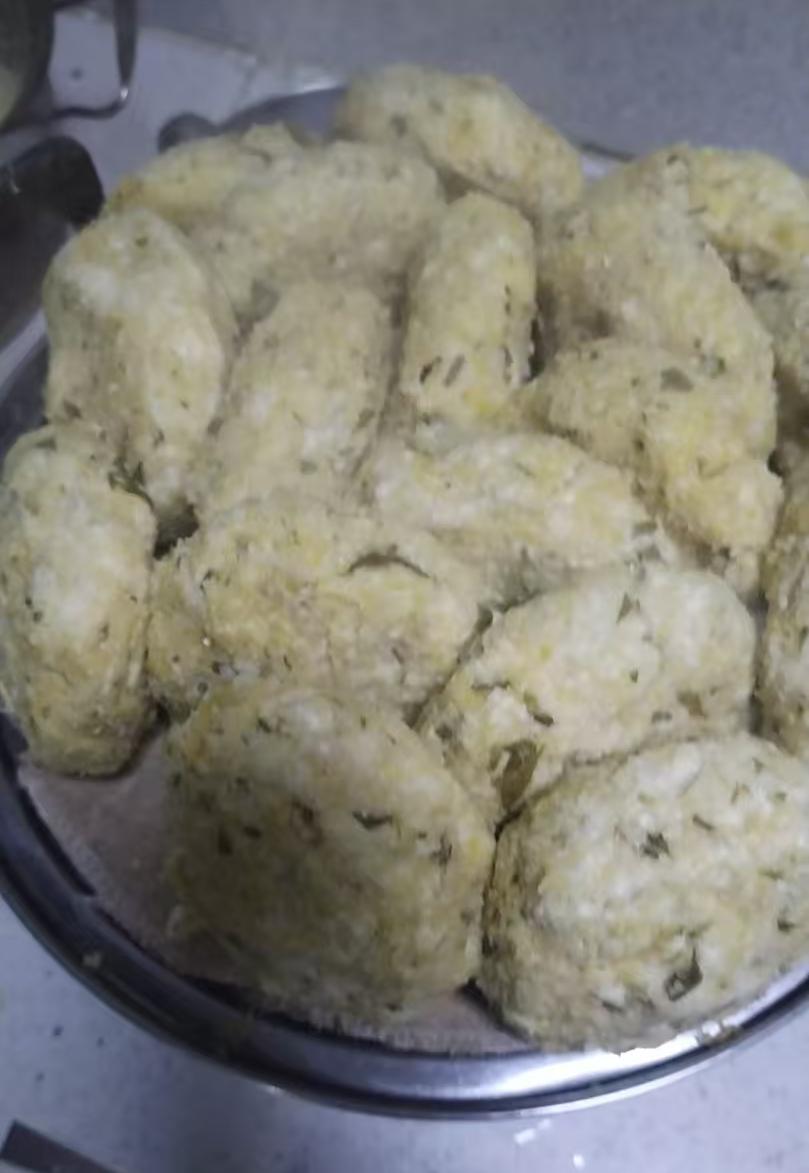 豆渣玉米面菜饼子，是藏在烟火气里的旧时光味道。金黄的玉米面裹着湿润的豆渣，