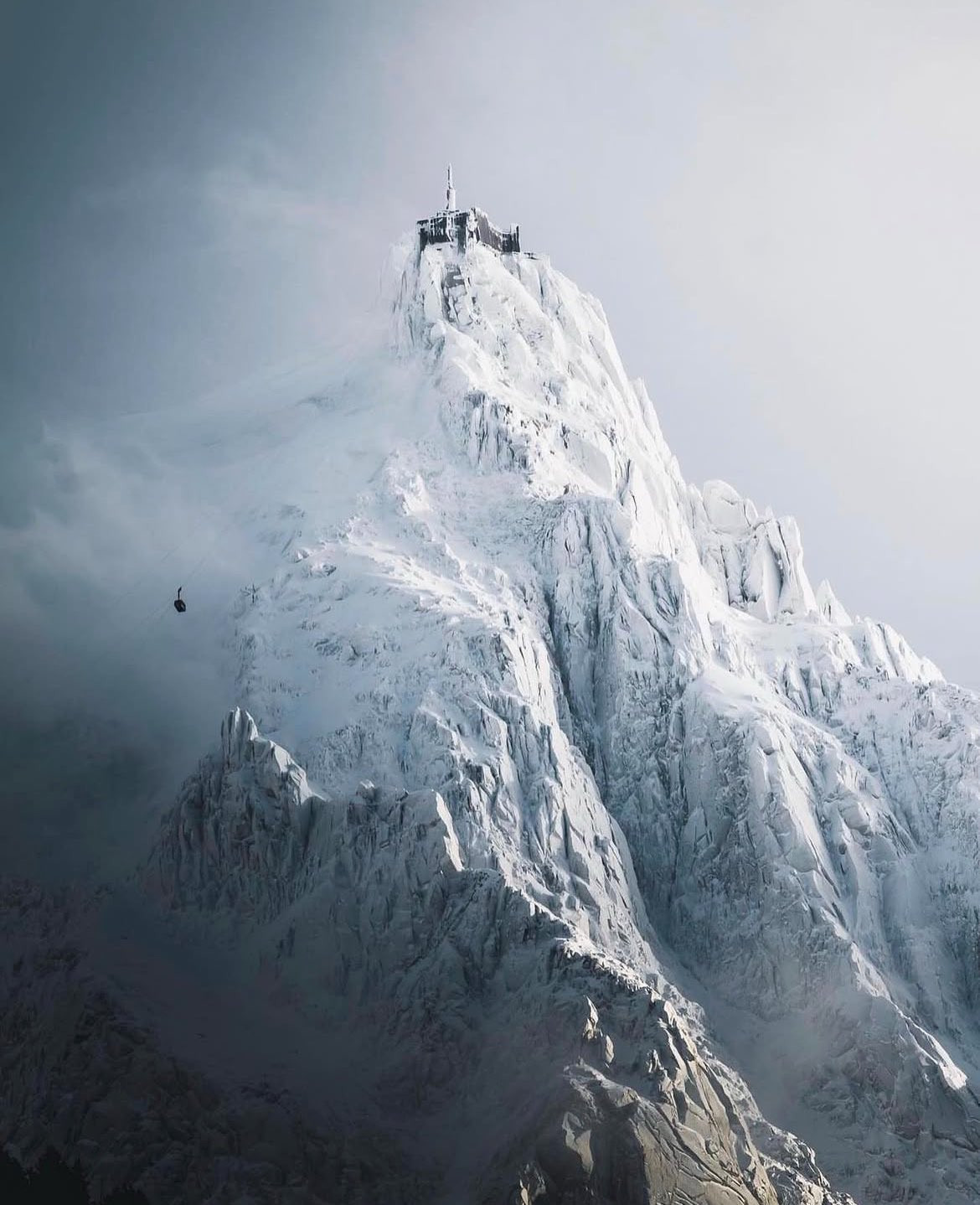 霞慕尼-勃朗峰是法国阿尔卑斯山脉中举世闻名的全年登山胜地，以登山运动的发源地和西