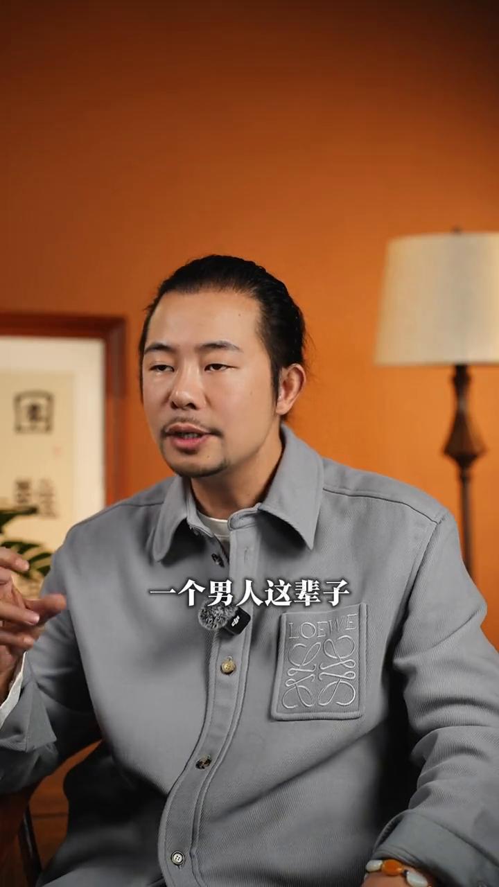 最大的愚蠢：弄丢对你好的女人。一个男人这辈子最大的愚蠢不是赚不到钱，而是亲手毁