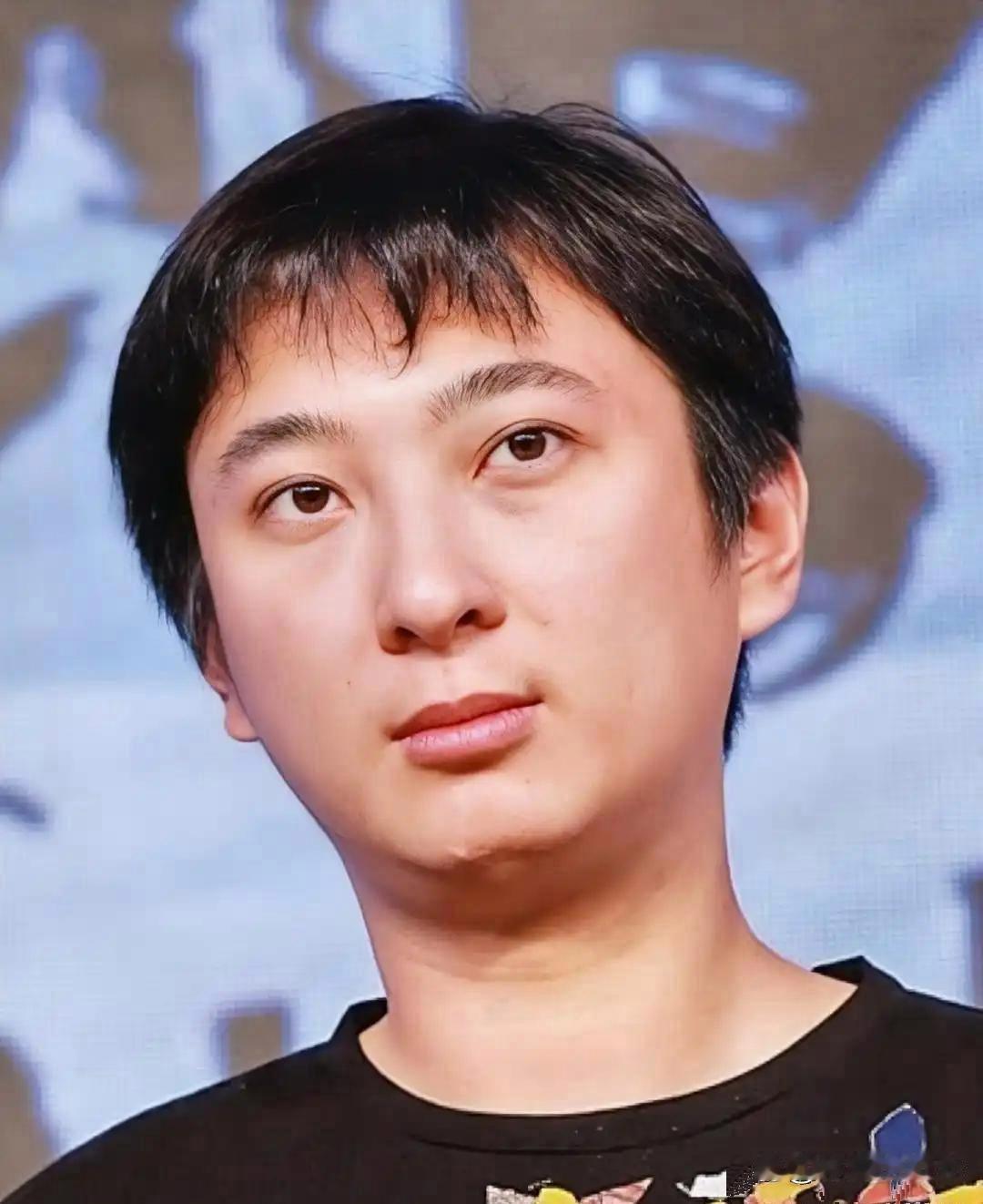 王思聪最近估计气得头发都立起来咯！可不是黄一鸣又要抚养费，也不是他爸王健林资产被冻结，而是他曾经瞧不