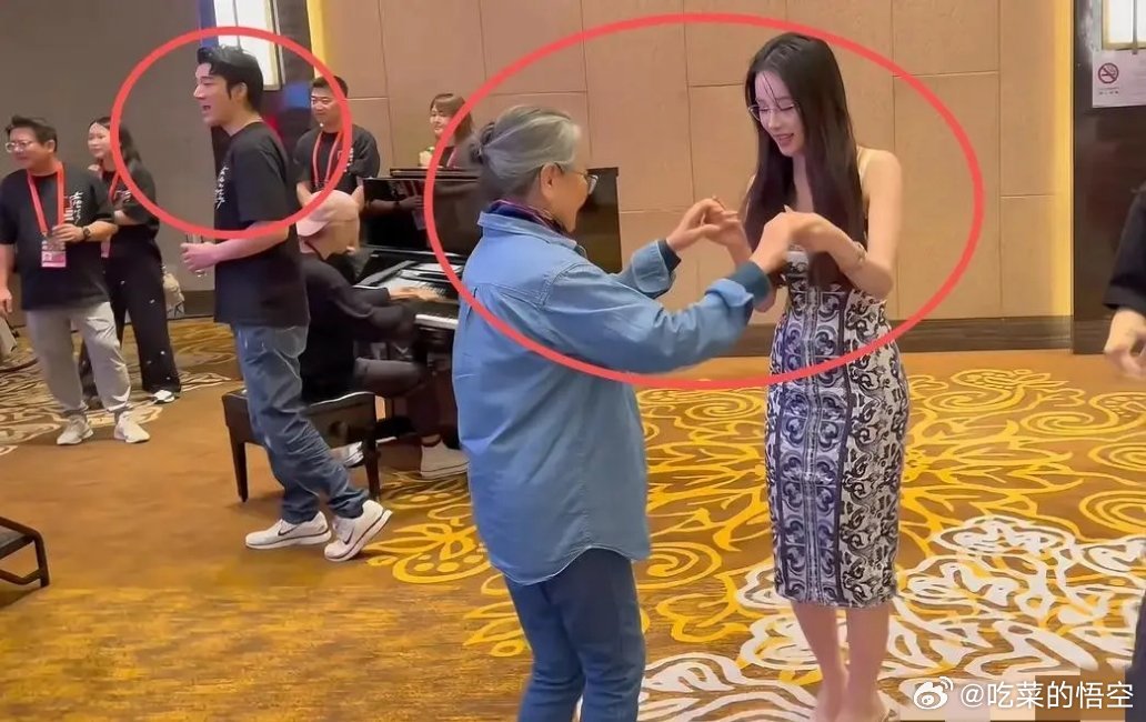 明眼人早就看出来了，这位就是王力宏的新女友。这位面貌身材姣好的“女友”，不仅出现
