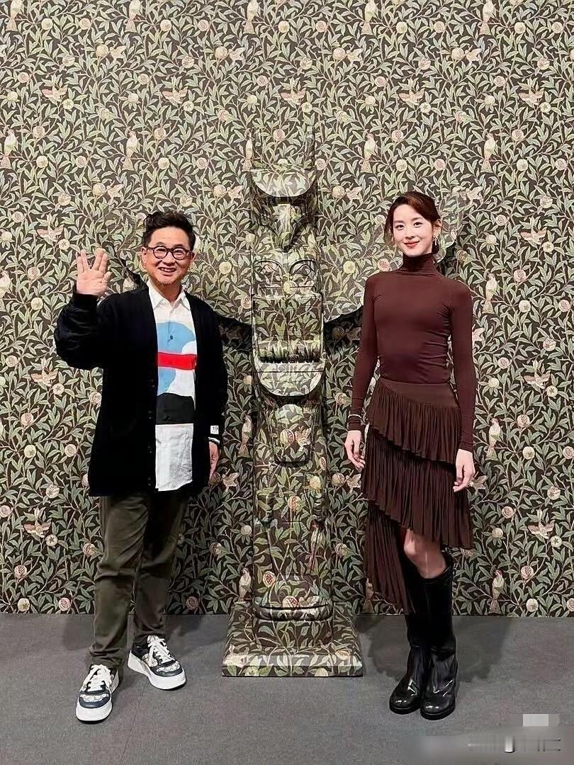 章泽天肋骨外翻引热议！是太瘦还是打球练的？皮相骨相之争才真有意思最近章泽天