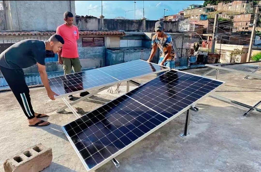 雪中送炭，中国向古巴捐赠的5000套光伏发电系统已经到货，古巴工人正在加紧安装。