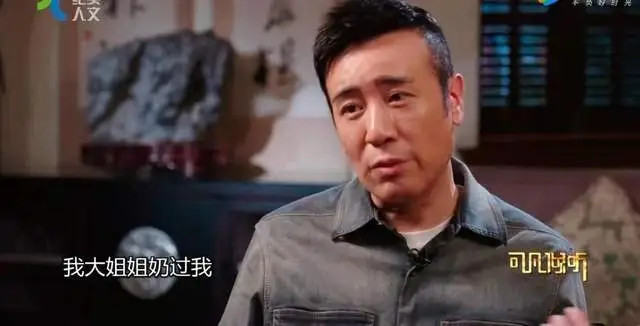 一次，于和伟带着宋林静回老家过年，路过哥哥的包子铺，热情问好并准备打下手，哥哥却