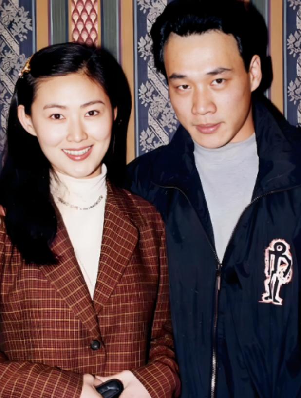 1998年，饰演“武松”的丁海峰爱上了“潘金莲”王思懿，丁海峰的妻子得知后竟然不