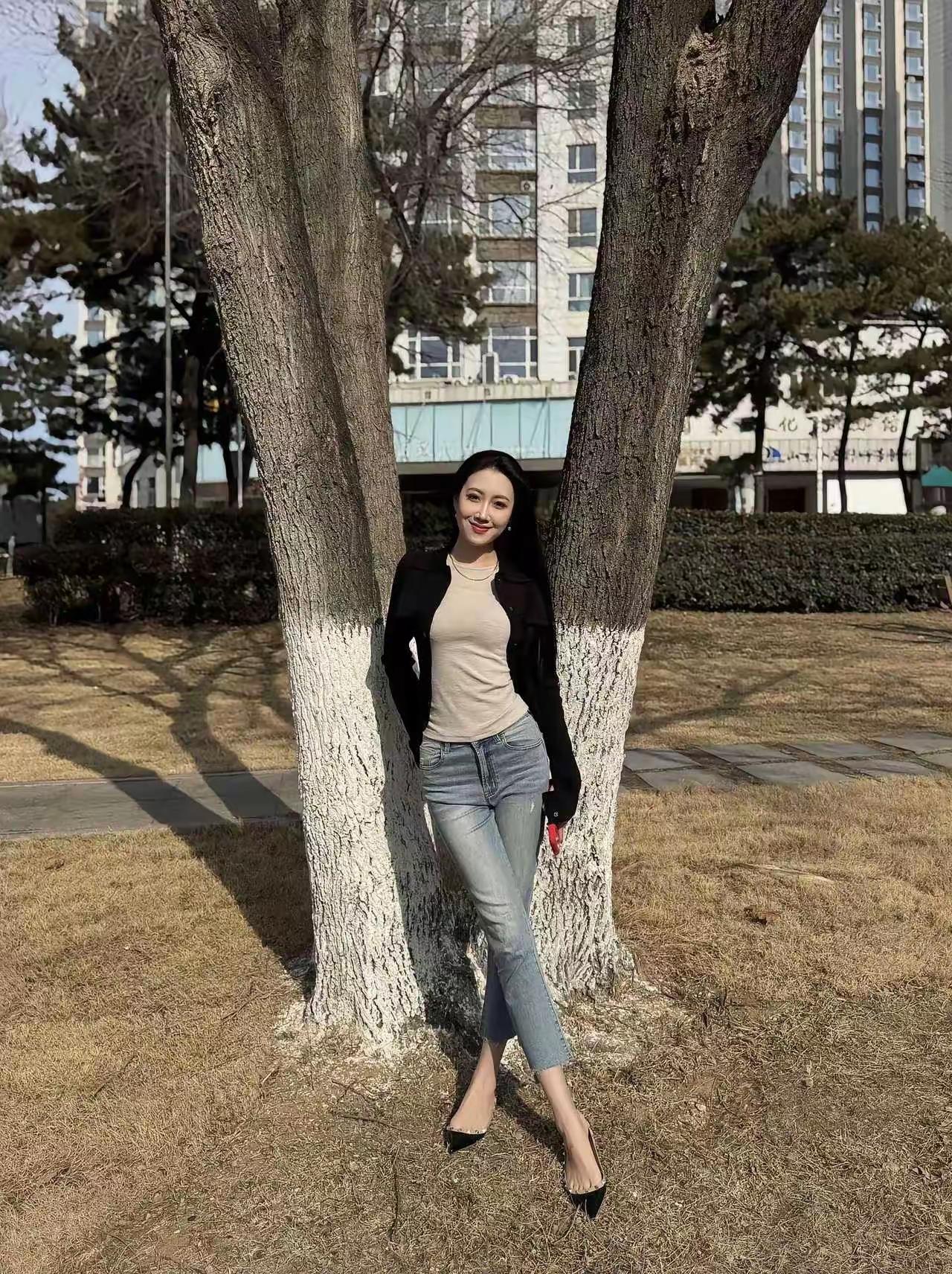大树底下的美女，美丽。