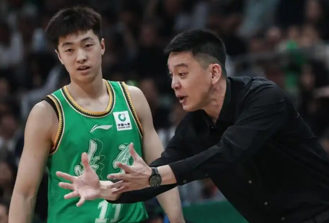 张峻豪和黄秋实估计后悔了，打架斗殴一时爽，禁赛三年要毁掉自己的篮球生涯了！据了解