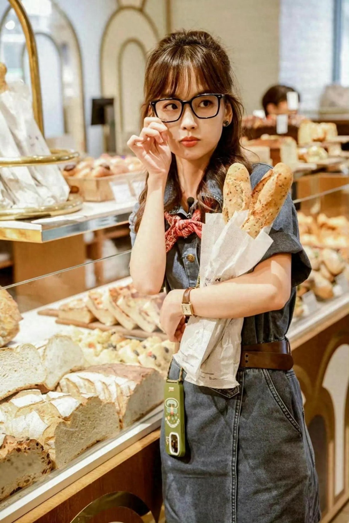 可爱萝莉主持人王冰冰棕色小腿裤袜，太诱人了