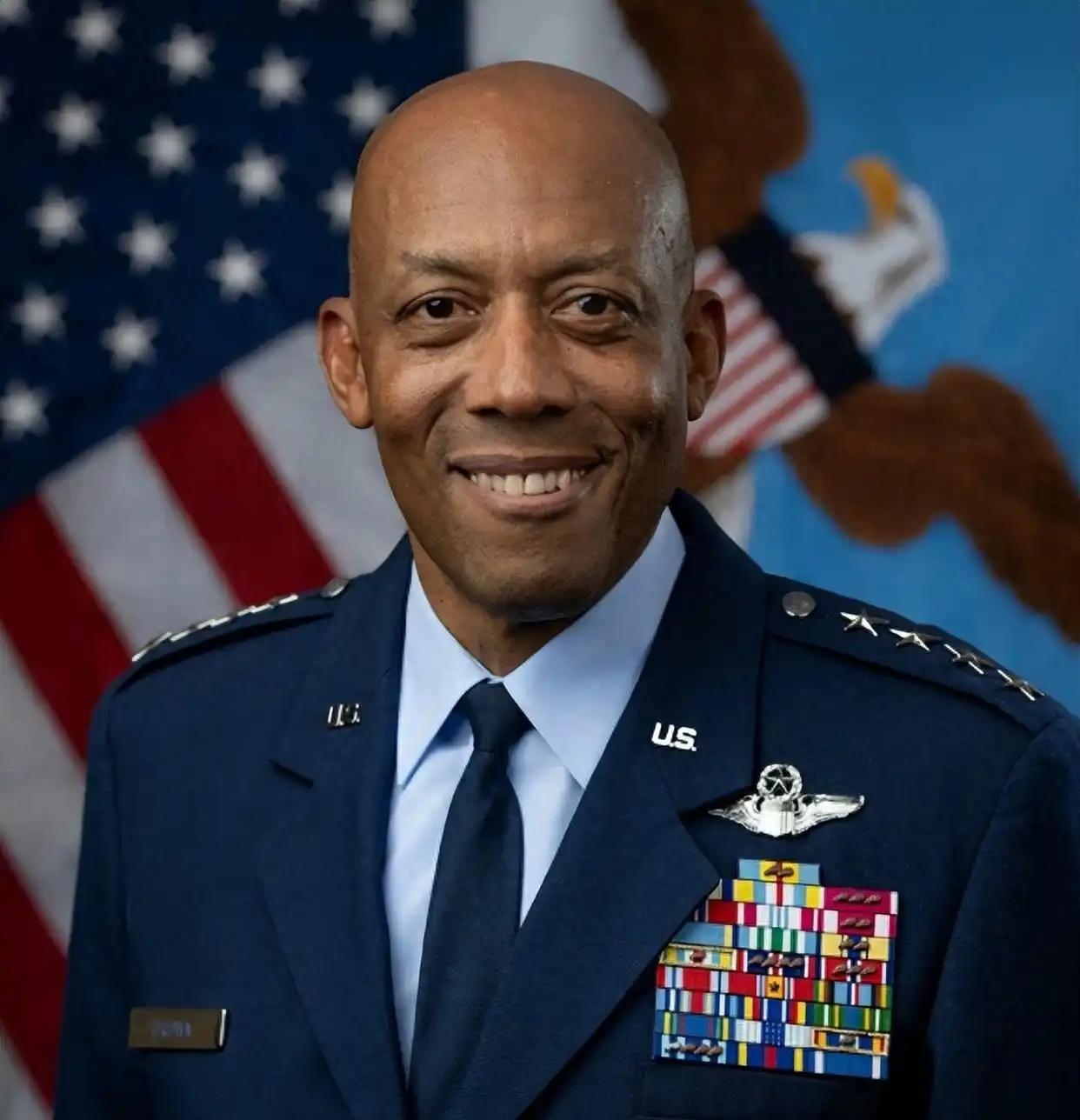 美国空军上将布朗在接受美国有线电视采访时表示：过去是美苏对峙，现在是美中对峙，而