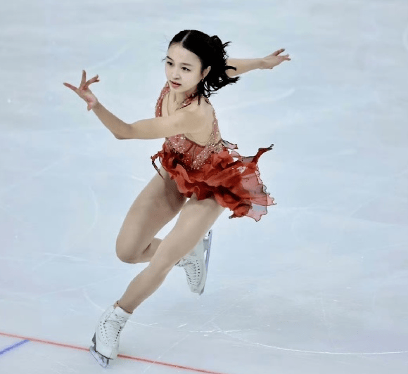 花滑全锦赛: 朱易在女子自由滑中出现失误, 无缘米兰冬奥会