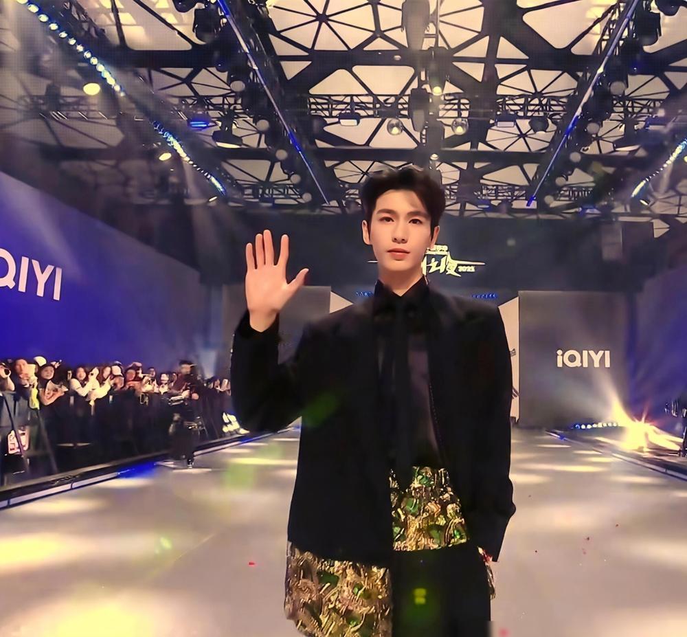发现一个有意思的事，在爱奇艺的尖叫之夜红毯上，张凌赫只是说了一句话，现场的观