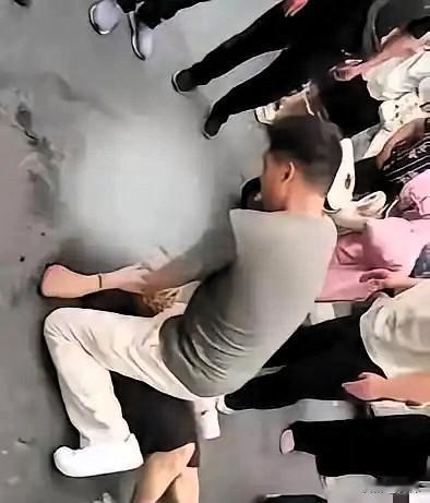 钱王津，男，汉族，现役军人，江苏淮安人。2026年7月27日傍晚六点多，他趁着探