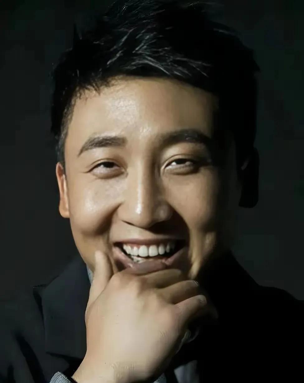追剧《生万物》有一个演员忍不住要赞一下！饰演马子窝二当家的，一双小眼睛