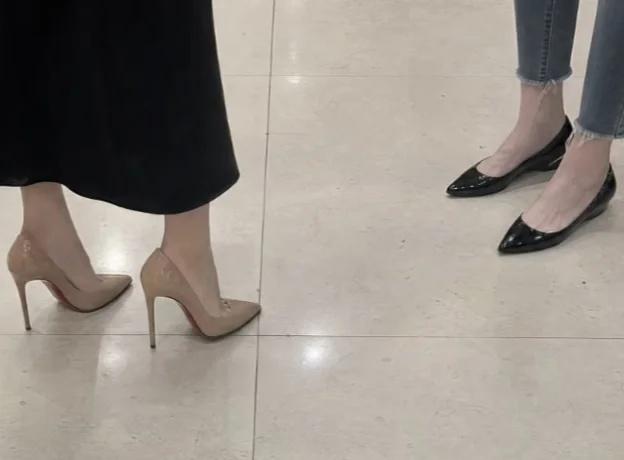 还得是穿10cm高跟上班比较舒服～同事拍的，说蛮佩服我顶着高跟一直站着跟别人聊