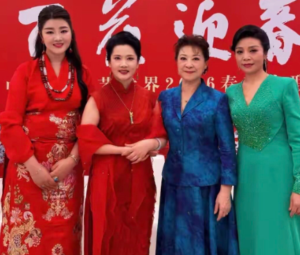 几位明星的同框合影，一眼就能看出穿蓝色裙子的是王馥荔，她旁边穿红衣服的跟何赛飞好