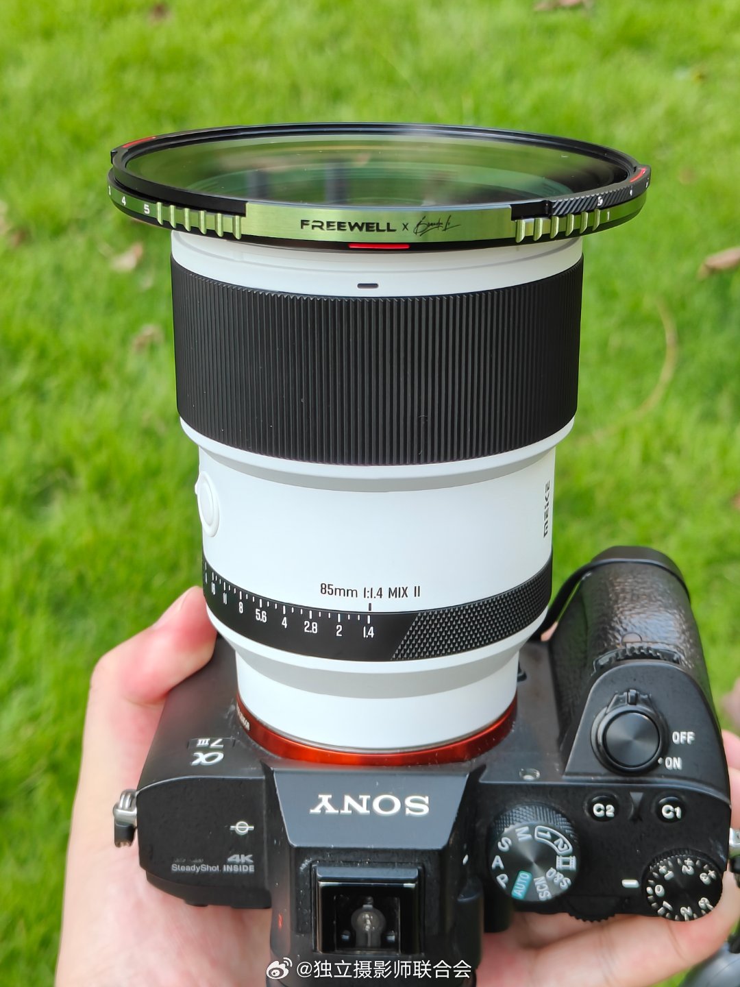 超颜值组合！美科85mm1.4MIX二代镜头组合搭配FREEWELL菲尔威B