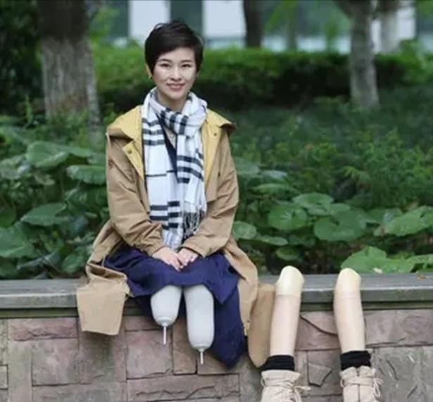 2008年，廖智在地震中，失去了双腿和10月大的女儿，丈夫也提出离婚。但这一切没