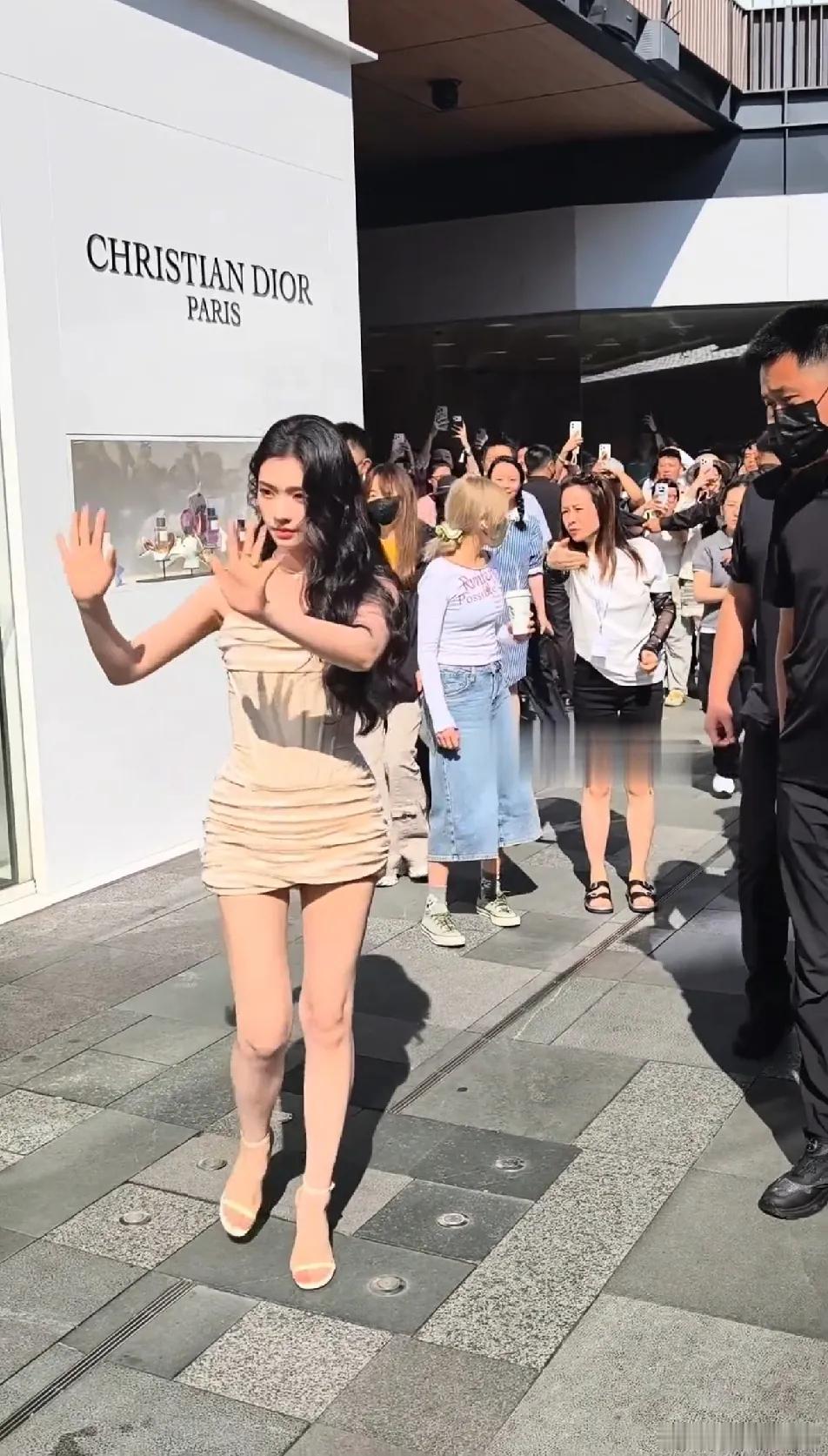 王楚然和林允这种身段才是真的耐看，娱乐圈审美真该换换方向了。匀称饱满、线条舒展的