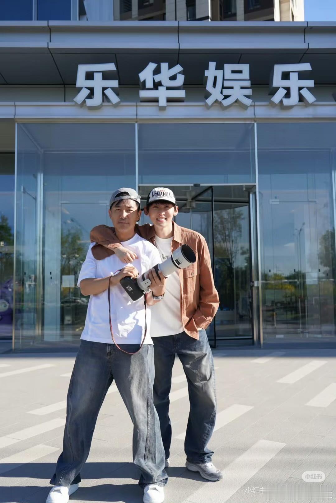 51岁的郭晓东，被俩二十多岁的流量弟弟打包带去“上班”了。先是被姚琛拽进JYP大楼，正儿八经练舞、学