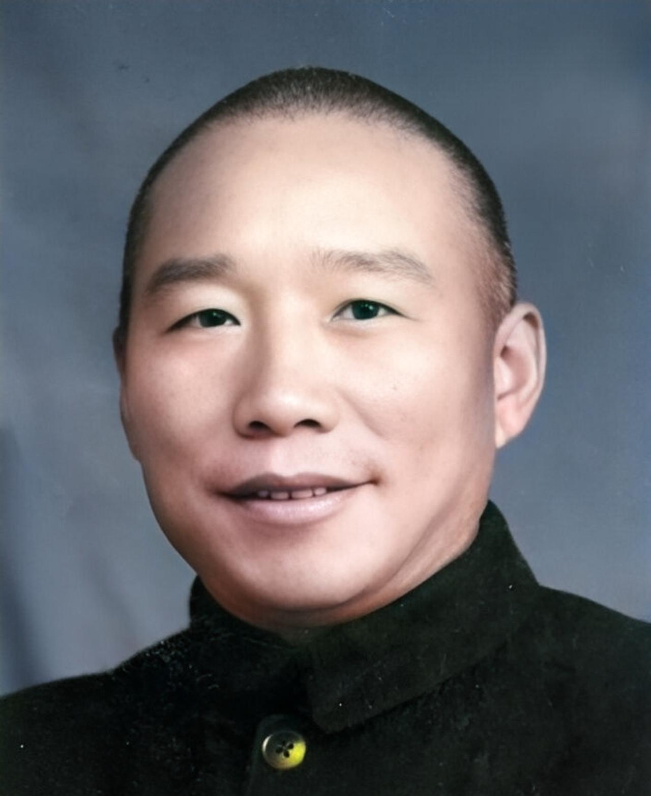 1948年落魄伙夫掉队被俘，解放军看他可怜竟大方塞给两块银元劝其回乡，谁能料到这