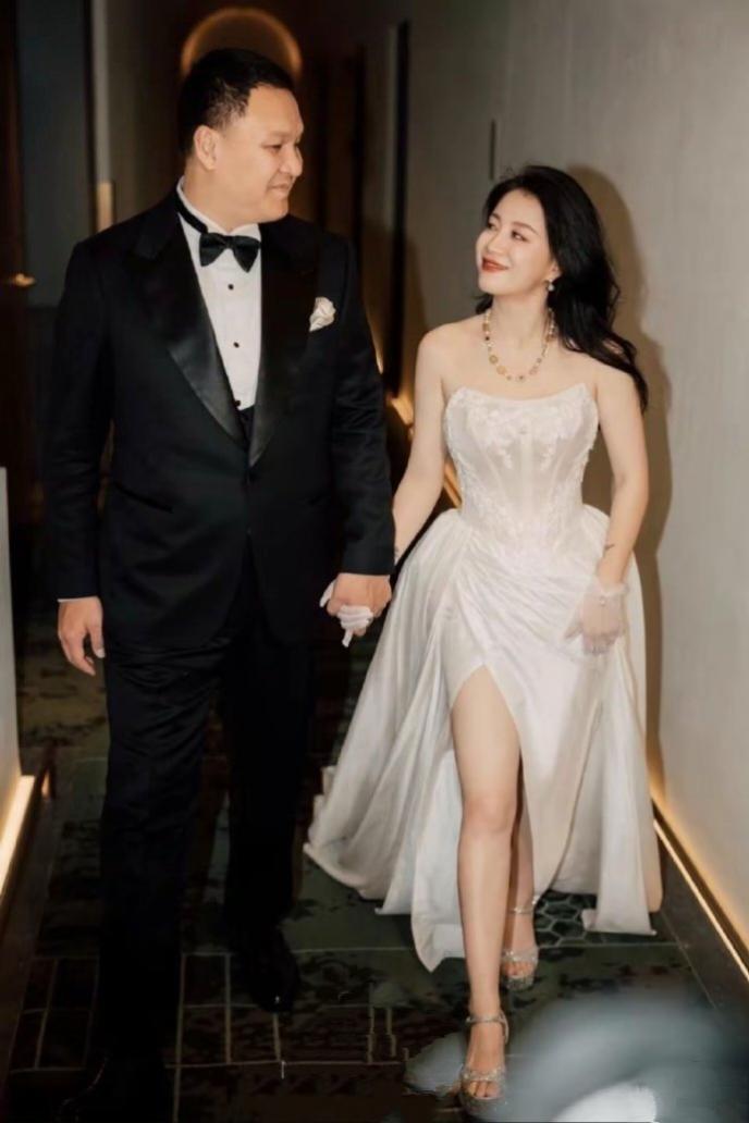 李嘉格《谢谢你爱我》：BE美学下的婚姻终章2025年9月11日，李嘉格以一句