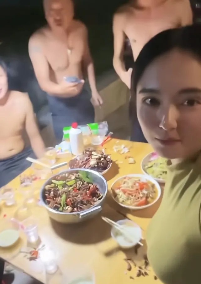 就炒这些菜，这么多人吃不饱吧