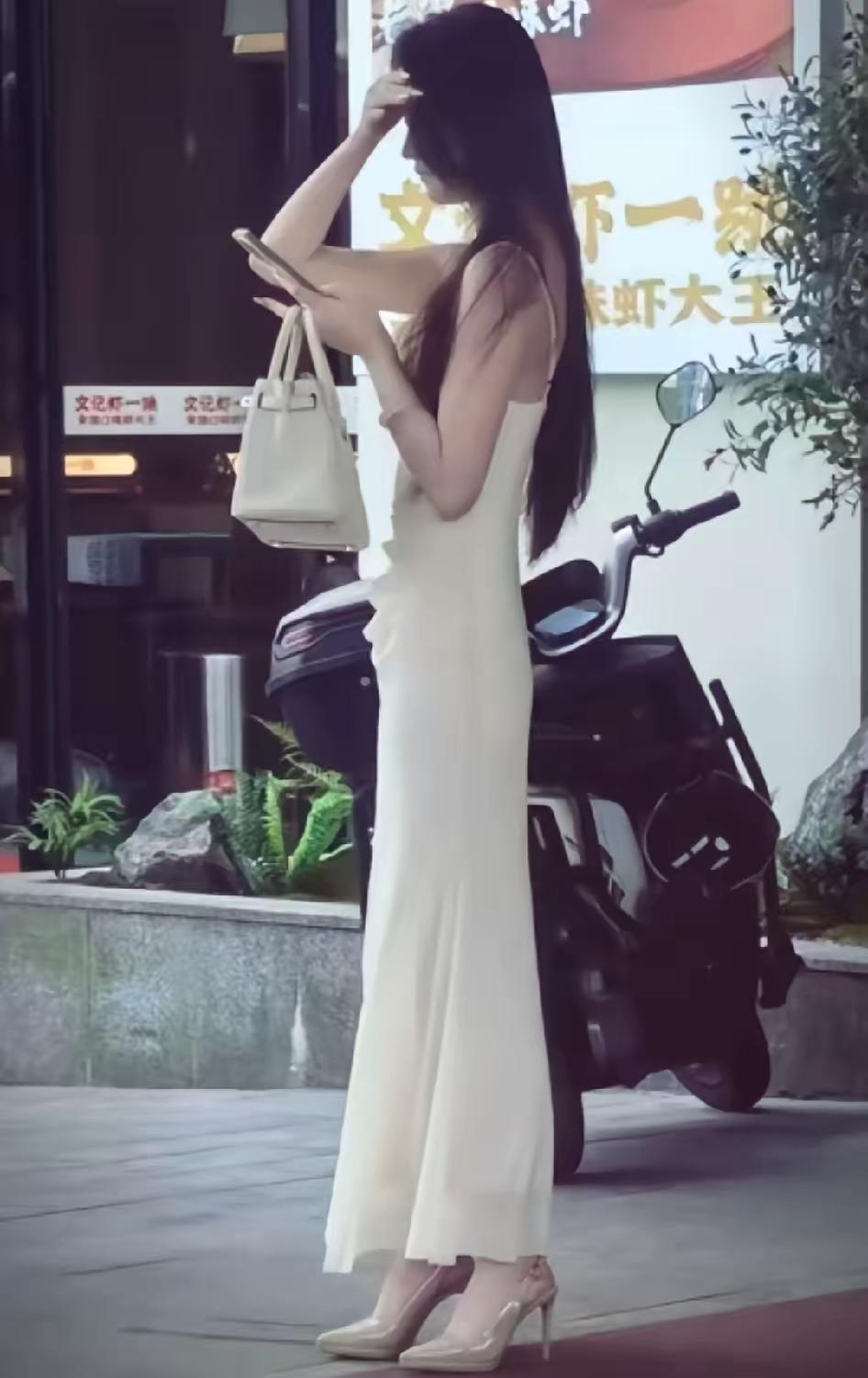 小三被原配当街暴揍，场面“擦不忍赌”！有人说，为啥挨揍的都是小三？而那个始作俑