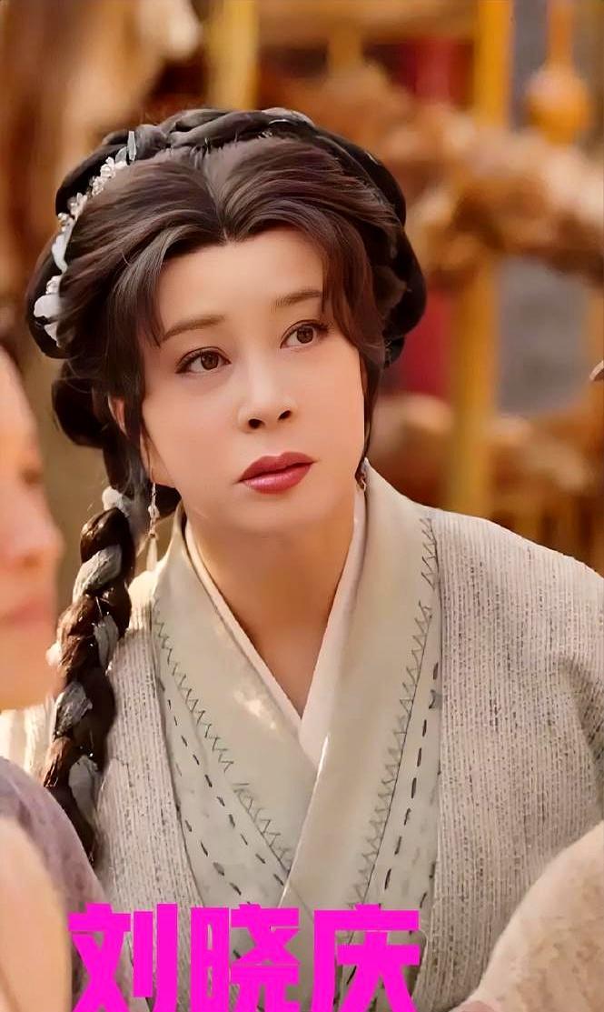 75岁演18岁少女，还和年轻男星拍吻戏。投资人不是疯了，是算盘打得比谁都精。