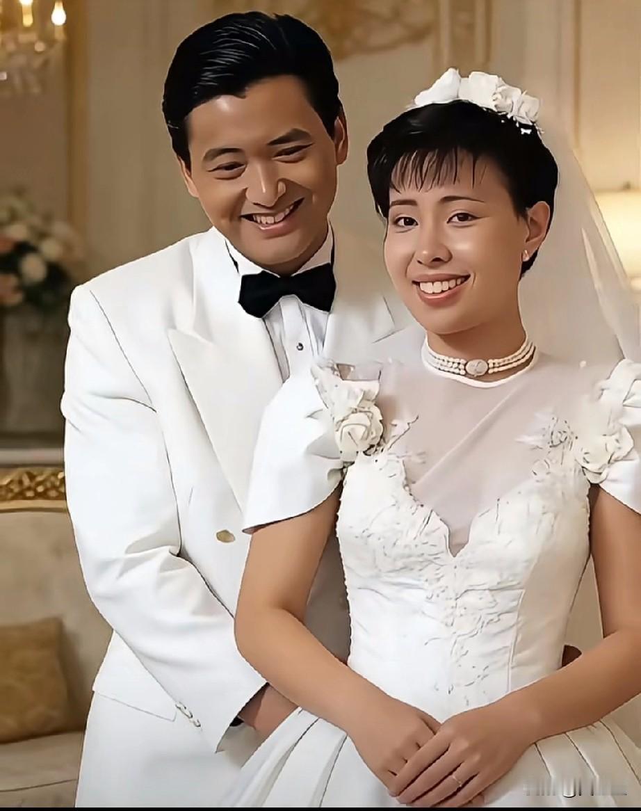 1982年周润发为陈玉莲喝洗洁精，获救后赌气娶余安安，婚姻仅9个月。后来娶了名字