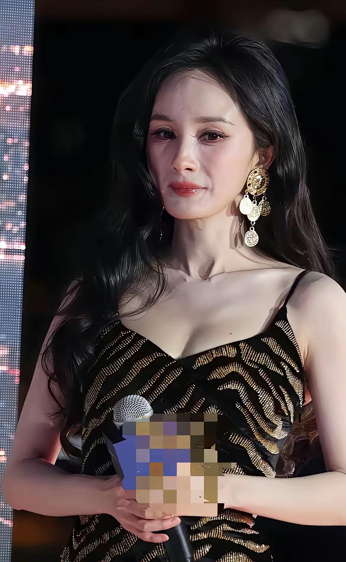 杨幂最新无路透生图刚流出来，直接把全网粉丝都看懵了！没有百万修图师加持的脸，泪