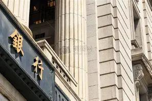 一个容易被忽略的变化是，2026年的银行正在同时做两件看似矛盾的事：商业银行一季