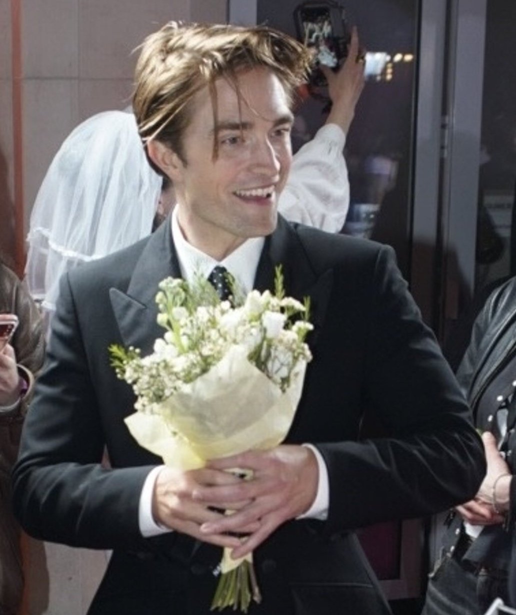 收到捧花的罗帕特·帕丁森💐，开心～