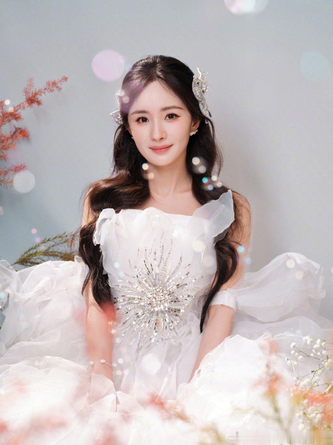 杨幂🦊杨幂bkt全球首席代言人路灯跳动了几下，像是快要熄灭的样子，但是几