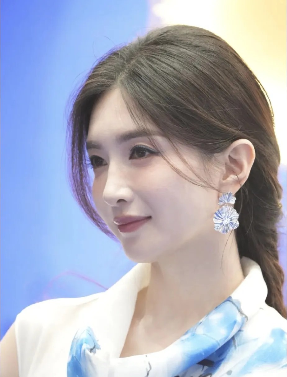 江疏影老师，巧笑倩兮，美目盼兮，如花似玉，倾国倾城，静待有缘人！