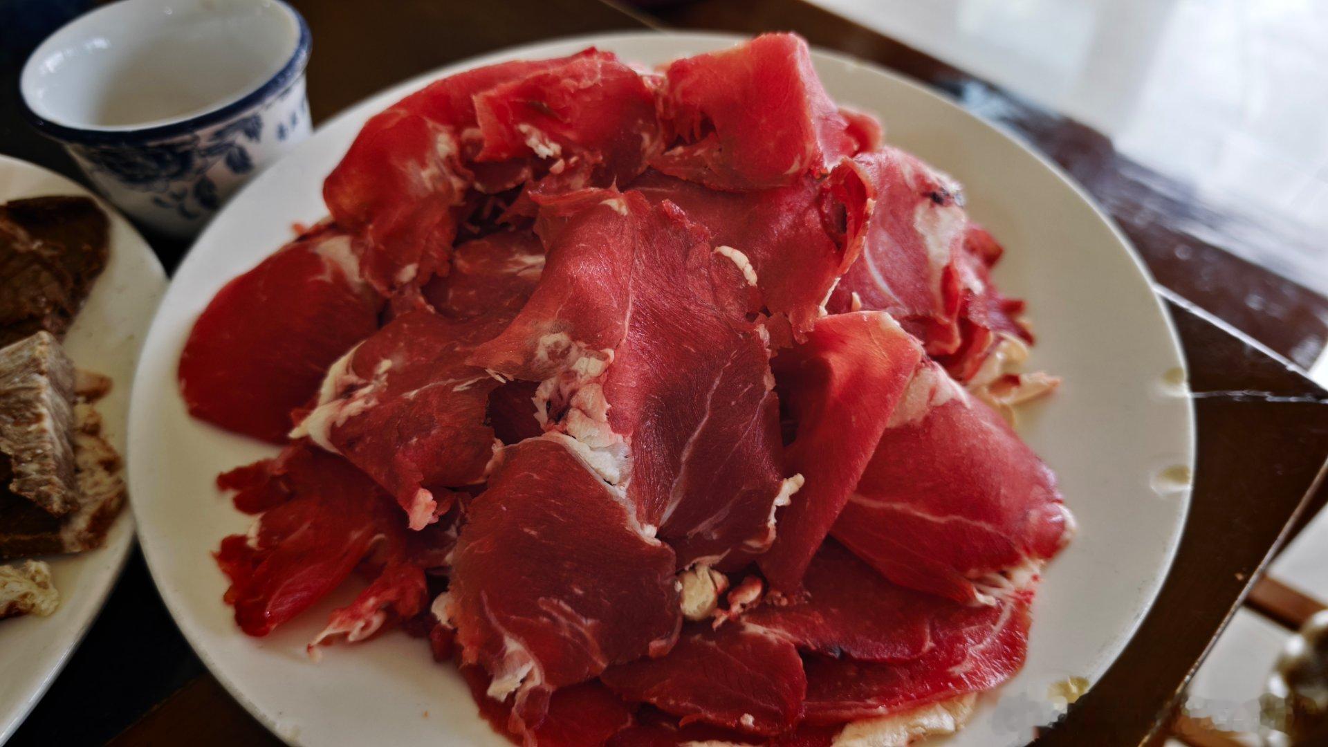 大理铜瓢牛肉，主打一个食材新鲜原生态。白话好吃的大理·黎锅清真铜瓢牛肉