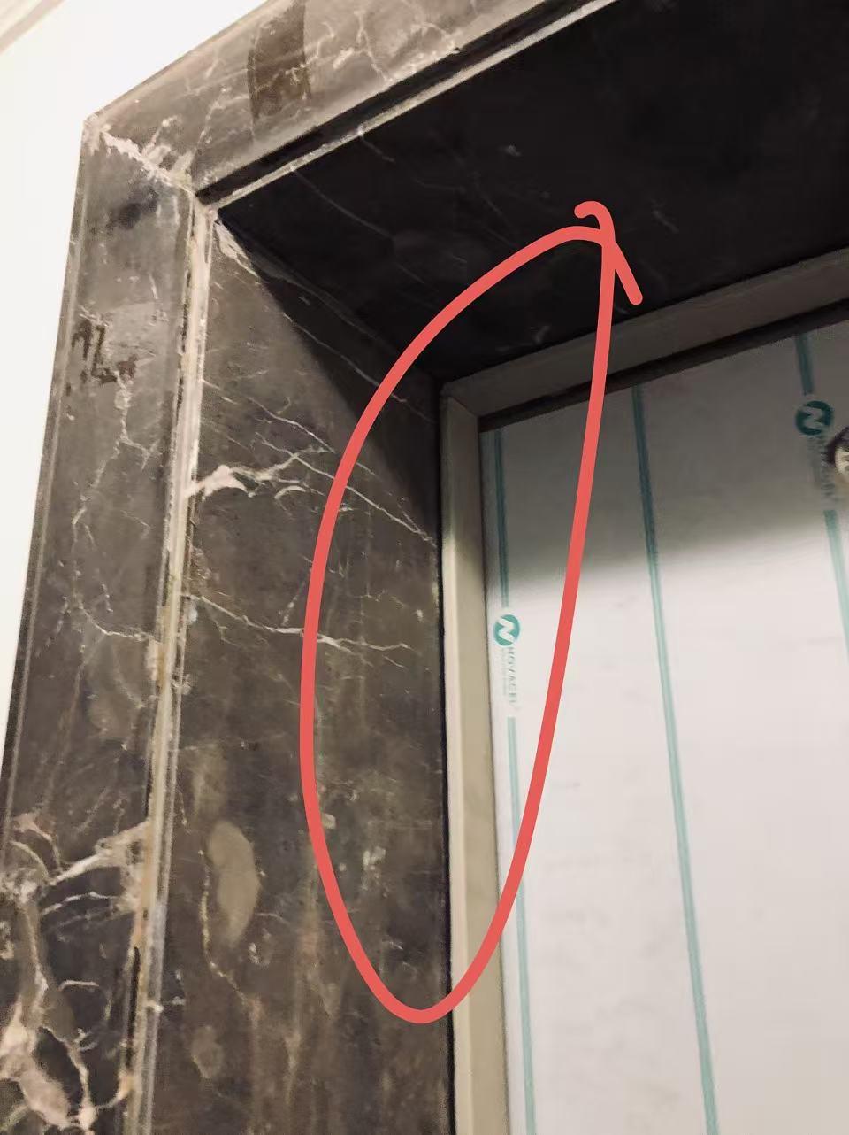 上海正在老旧小区开展的电梯更新工程，有居民发来照片，原来的烤漆电梯门换成不锈钢门